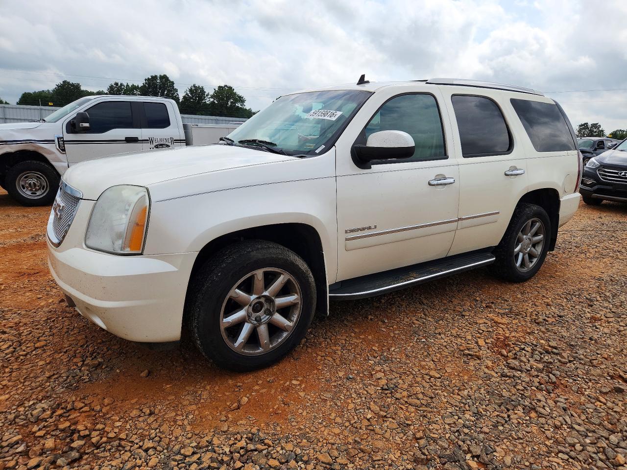 2011 GMC Yukon Denali, VIN 1GKS2EEF2BR214200 — Side