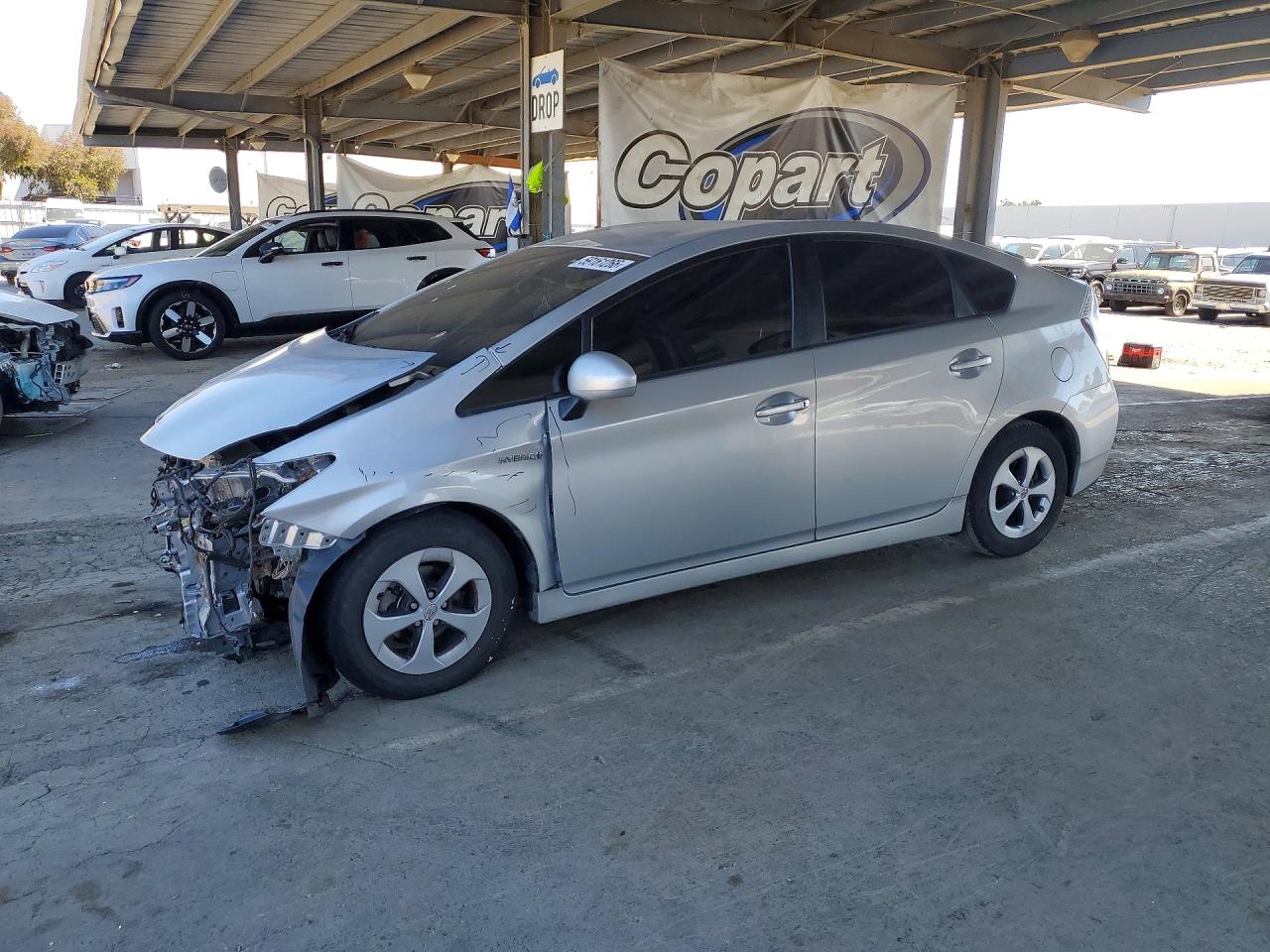2015 Toyota Prius Four, VIN JTDKN3DU1F0455599 — Front end