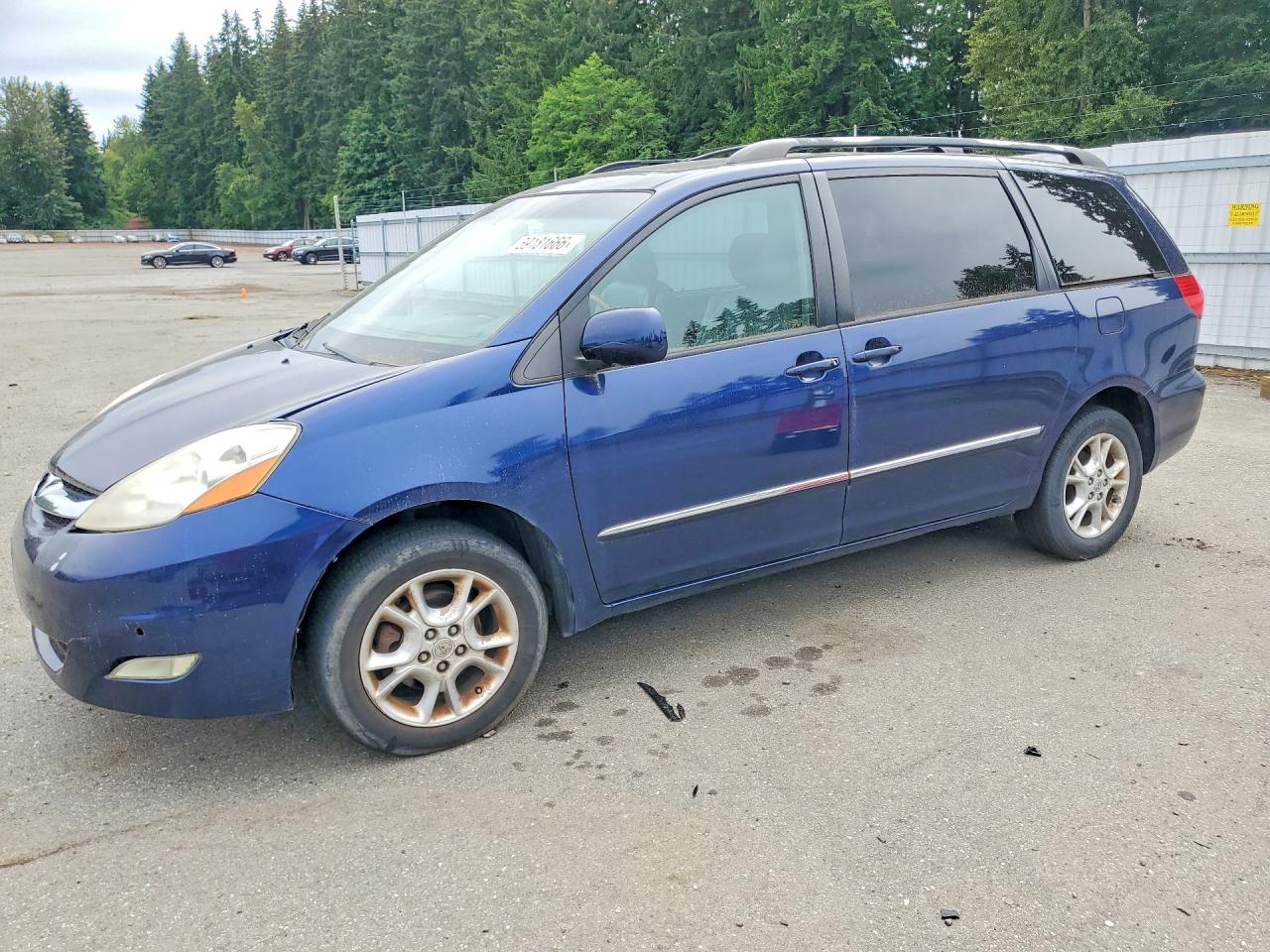 2007 Toyota Sienna XLE Limited, VIN 5TDBK22C07S001145 — Front end