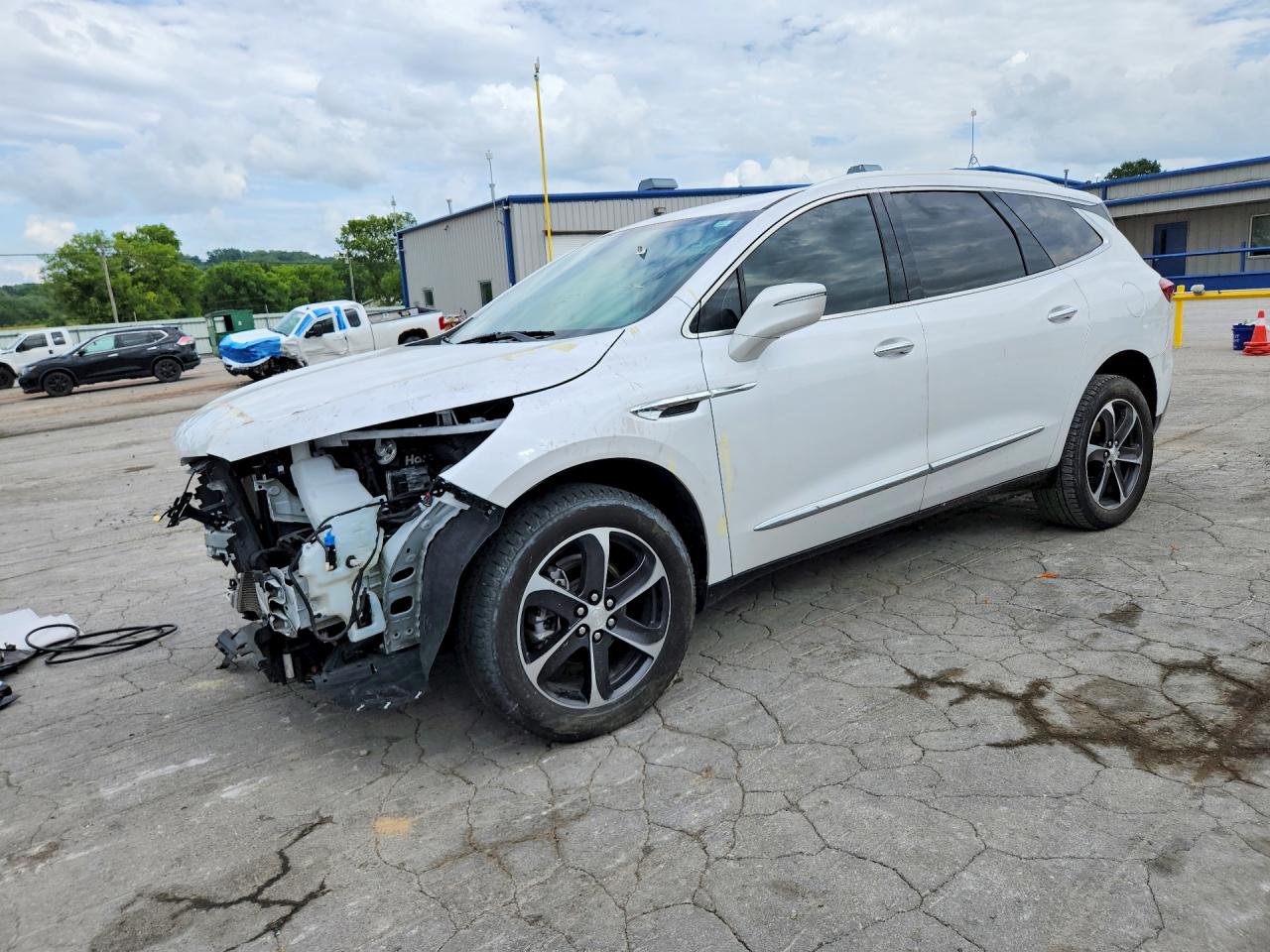 2021 Buick Enclave Essence, VIN 5GAERBKW4MJ171117 — Перед