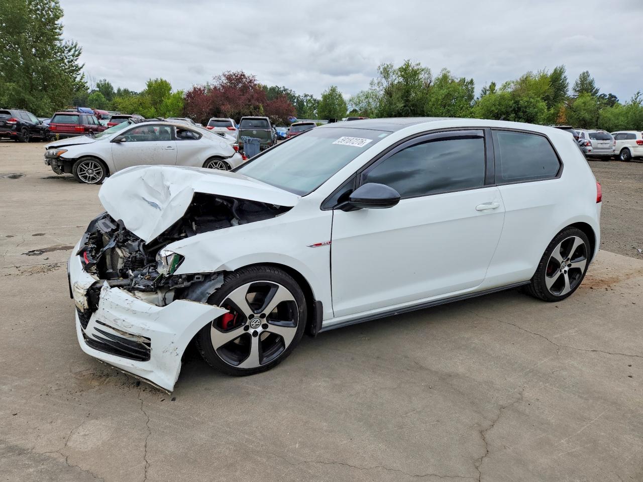 2015 Volkswagen Golf GTI S, VIN 3VWYT7AU2FM052690 — Перед