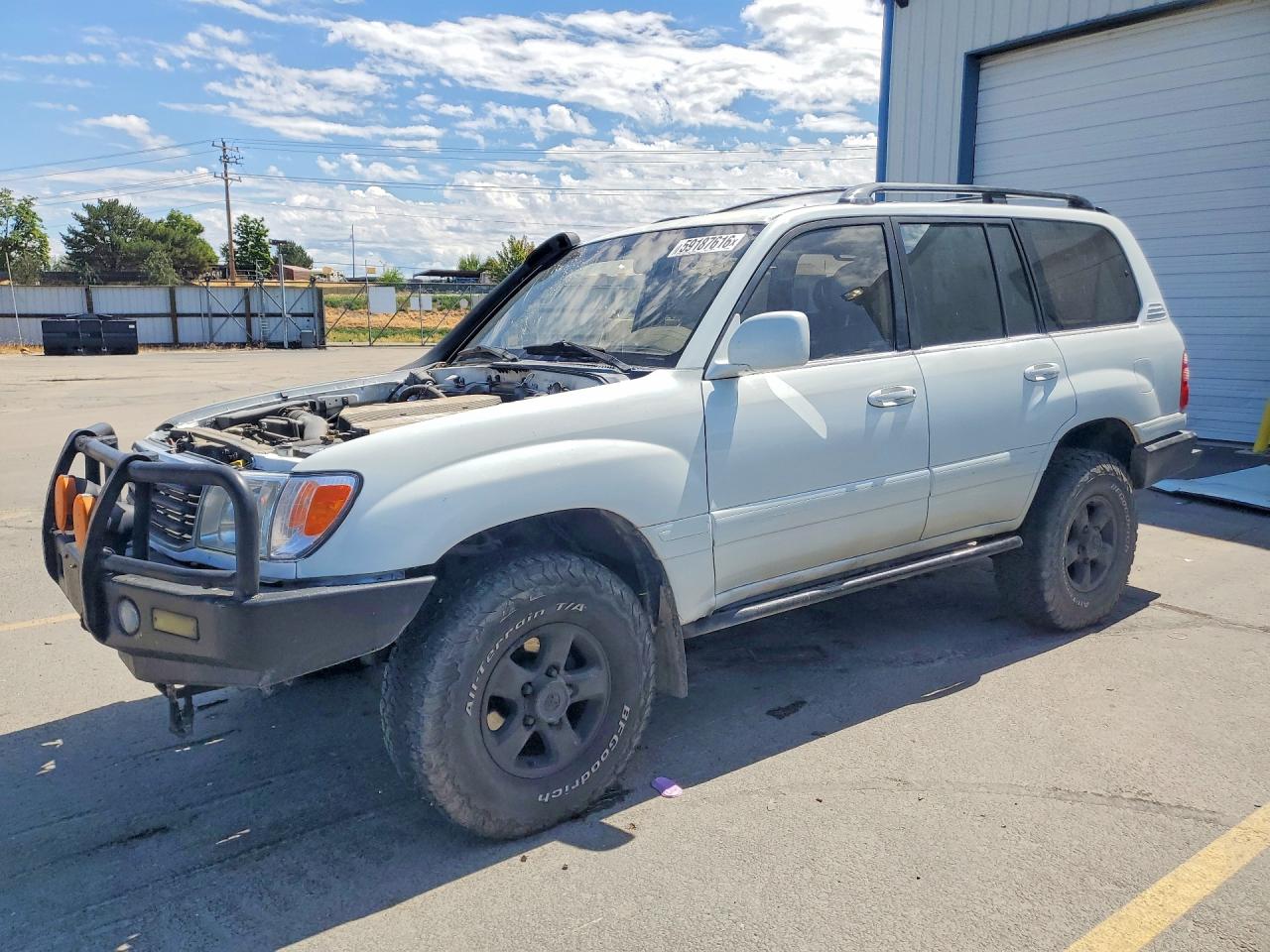 2000 Toyota Land Cruiser, VIN JT3HT05J2Y0109605 — Front end