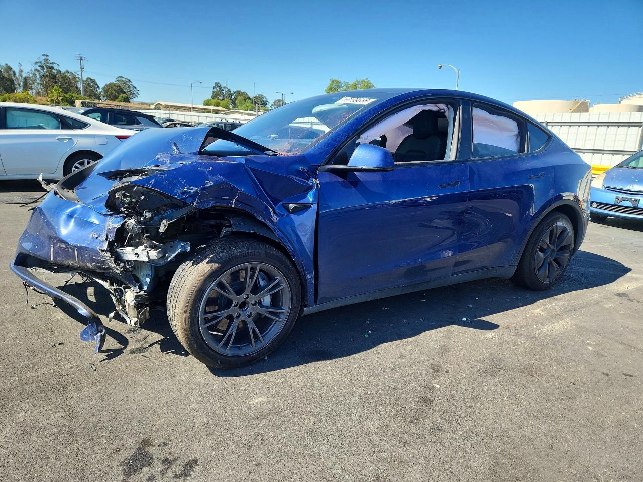2024 Tesla Model Y, VIN 7SAYGDED1RF212151 — Front end