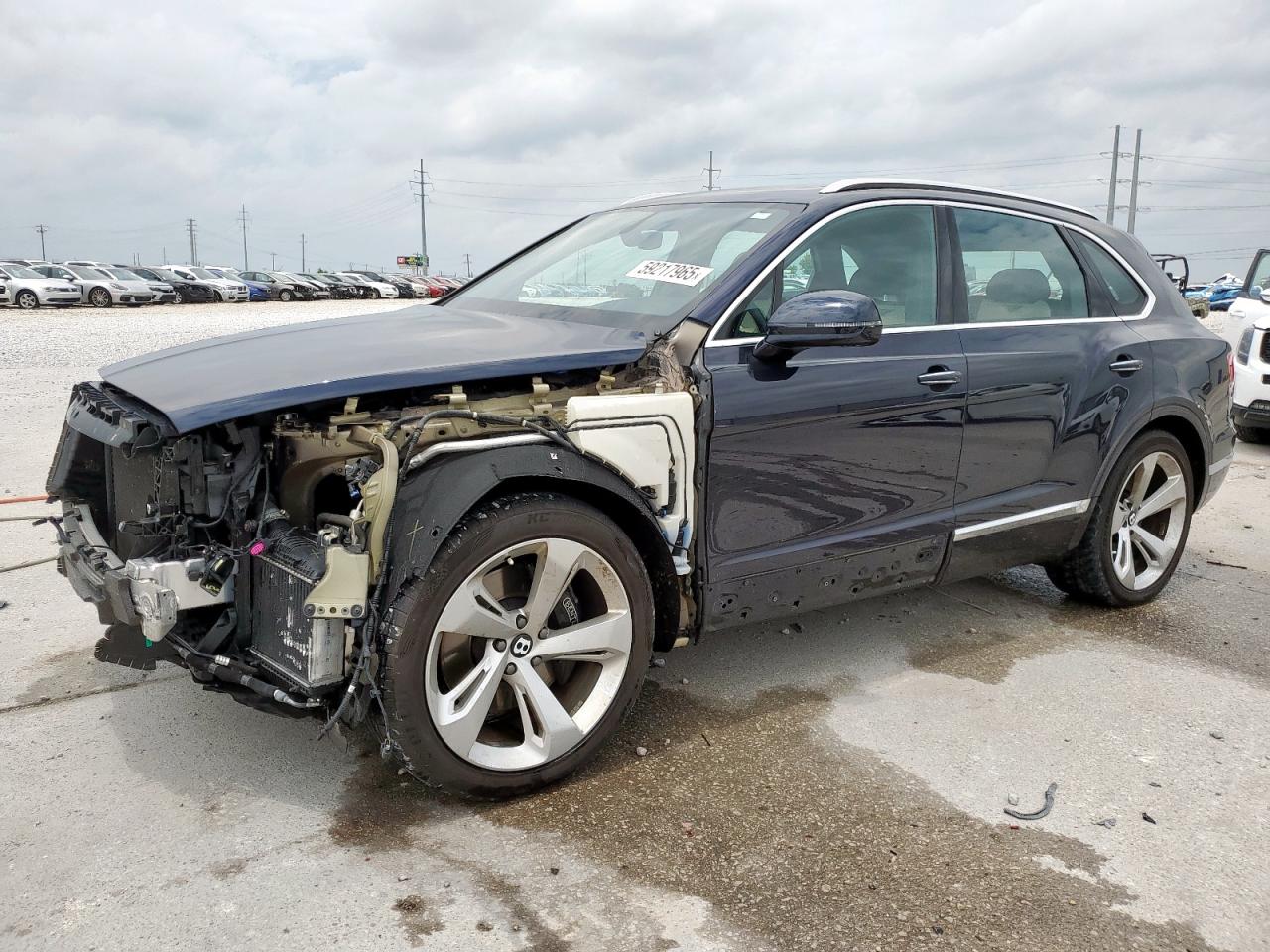 2019 Bentley Bentayga V8, VIN SJAAM2ZV9KC024691 — Front end