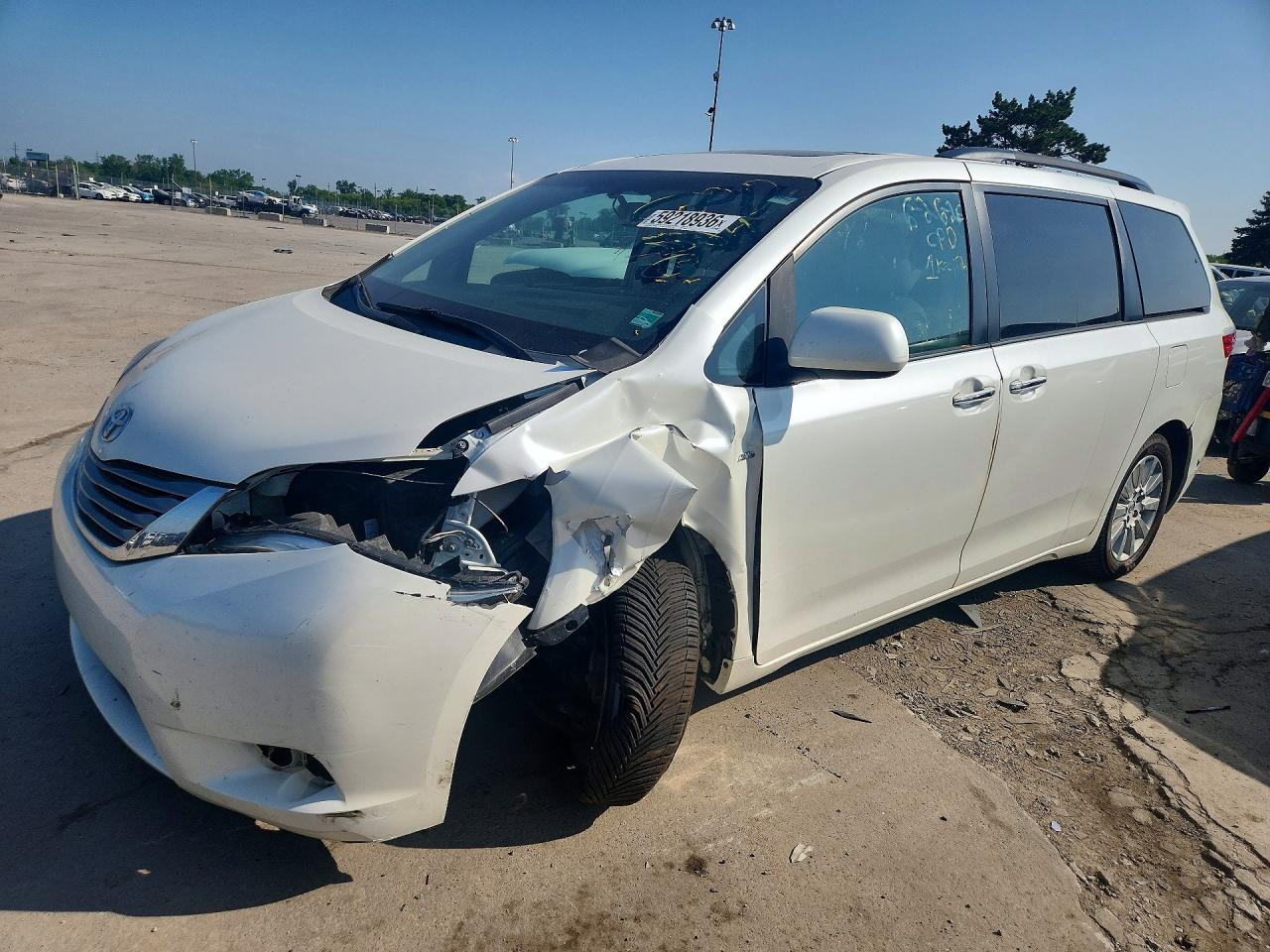 2016 Toyota Sienna XLE Premium, VIN 5TDDK3DCXGS143384 — Front end