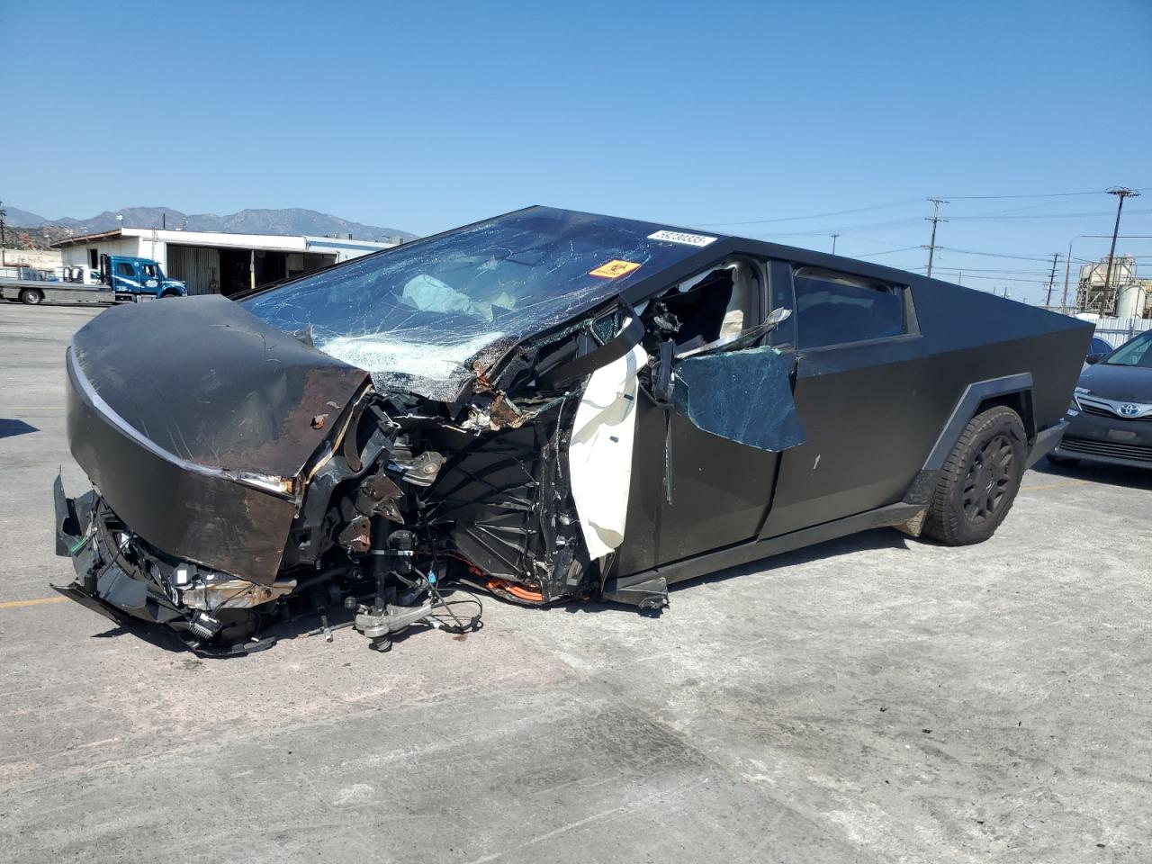 2025 Tesla Cybertruck, VIN 7G2CEHED2SA064256 — Перед