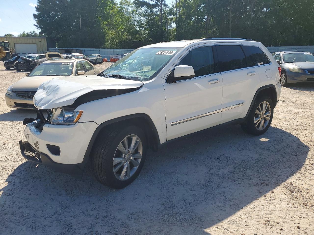 2013 Jeep Grand Cherokee Laredo, VIN 1C4RJFAG3DC651761 — Front end