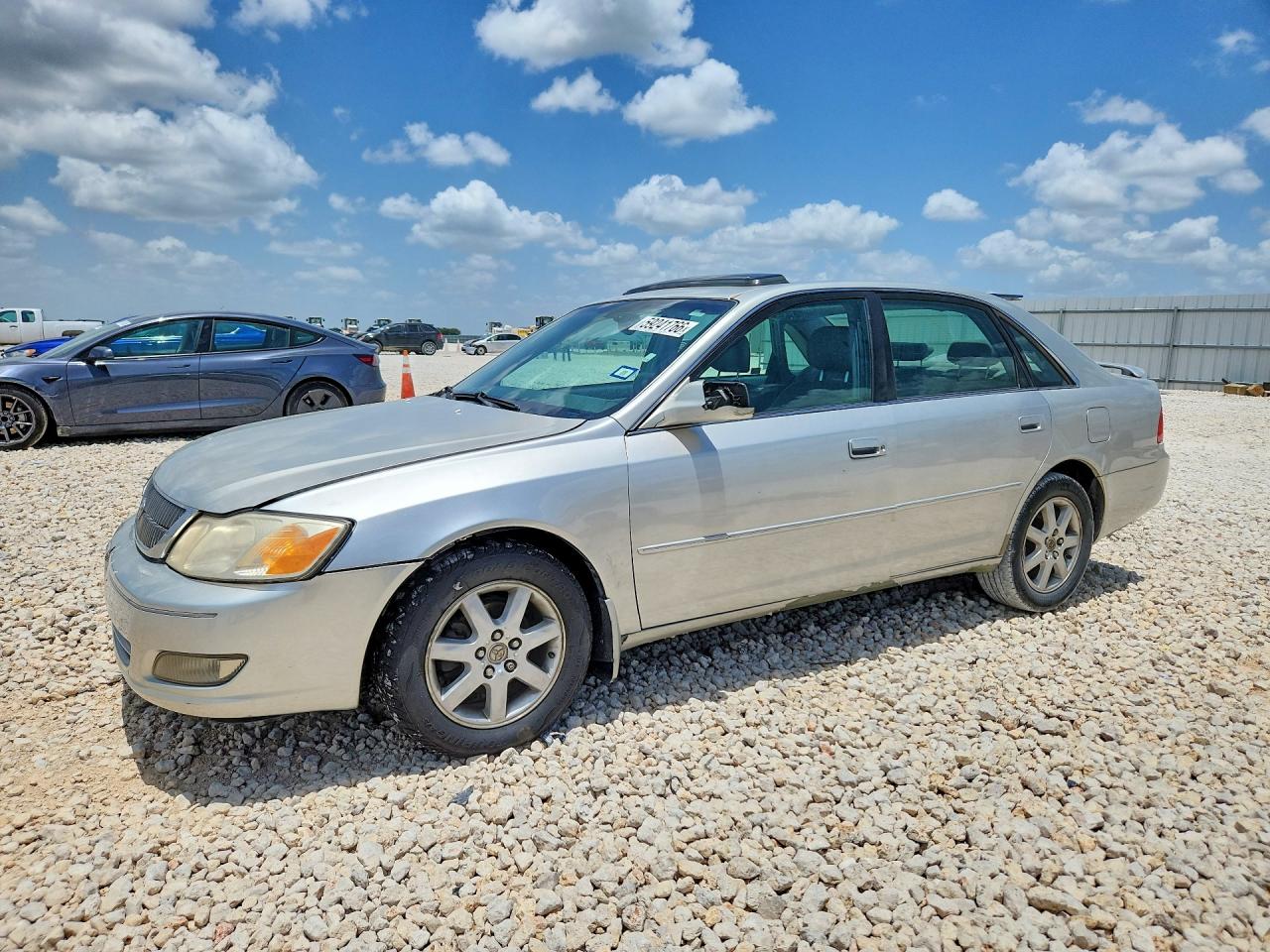 2001 Toyota Avalon XLS, VIN 4T1BF28BX1U132679 — Front end