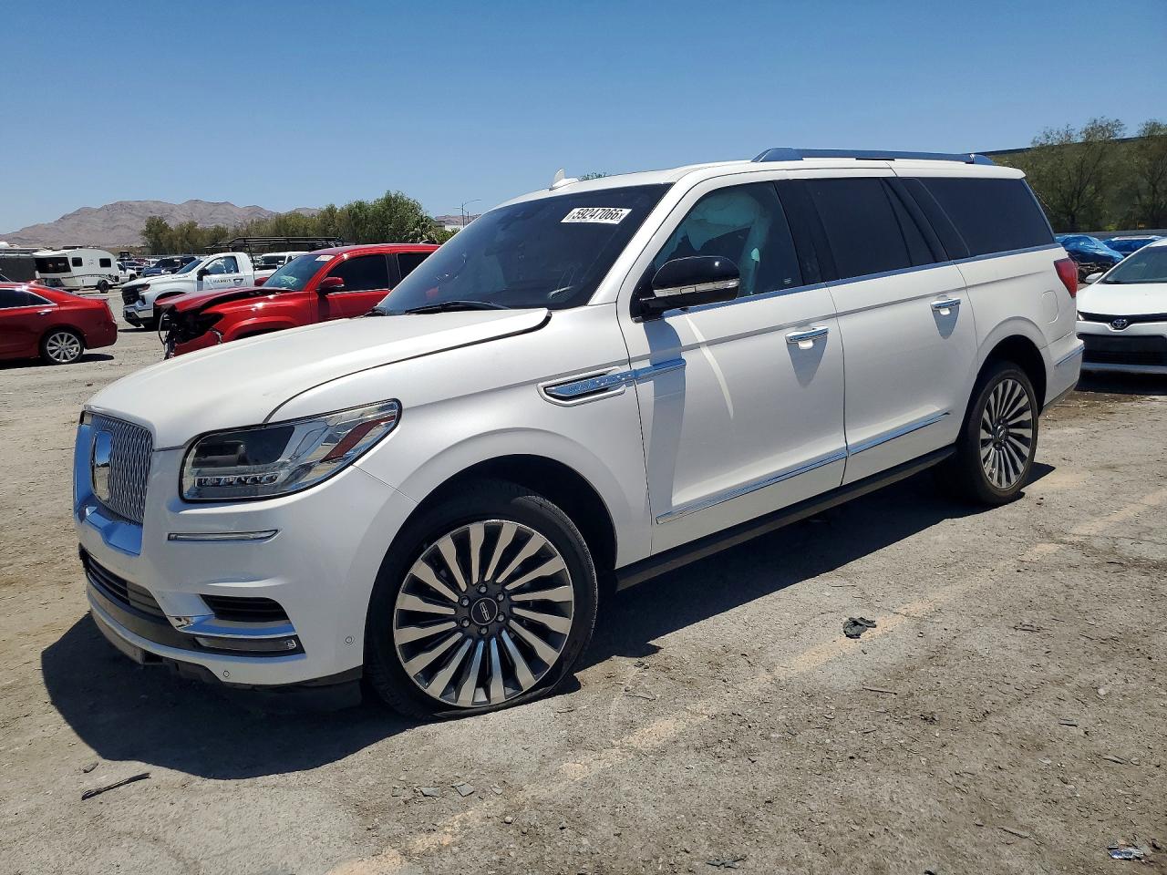2018 Lincoln Navigator Reserve, VIN 5LMJJ3LT0JEL03544 — Front end