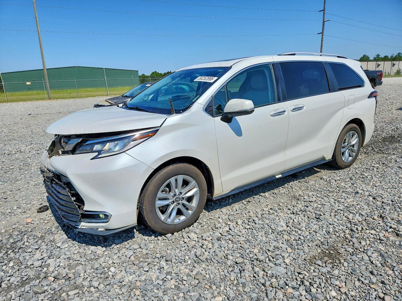 2022 Toyota Sienna Limited, VIN 5TDZRKEC6NS084941 — Front end