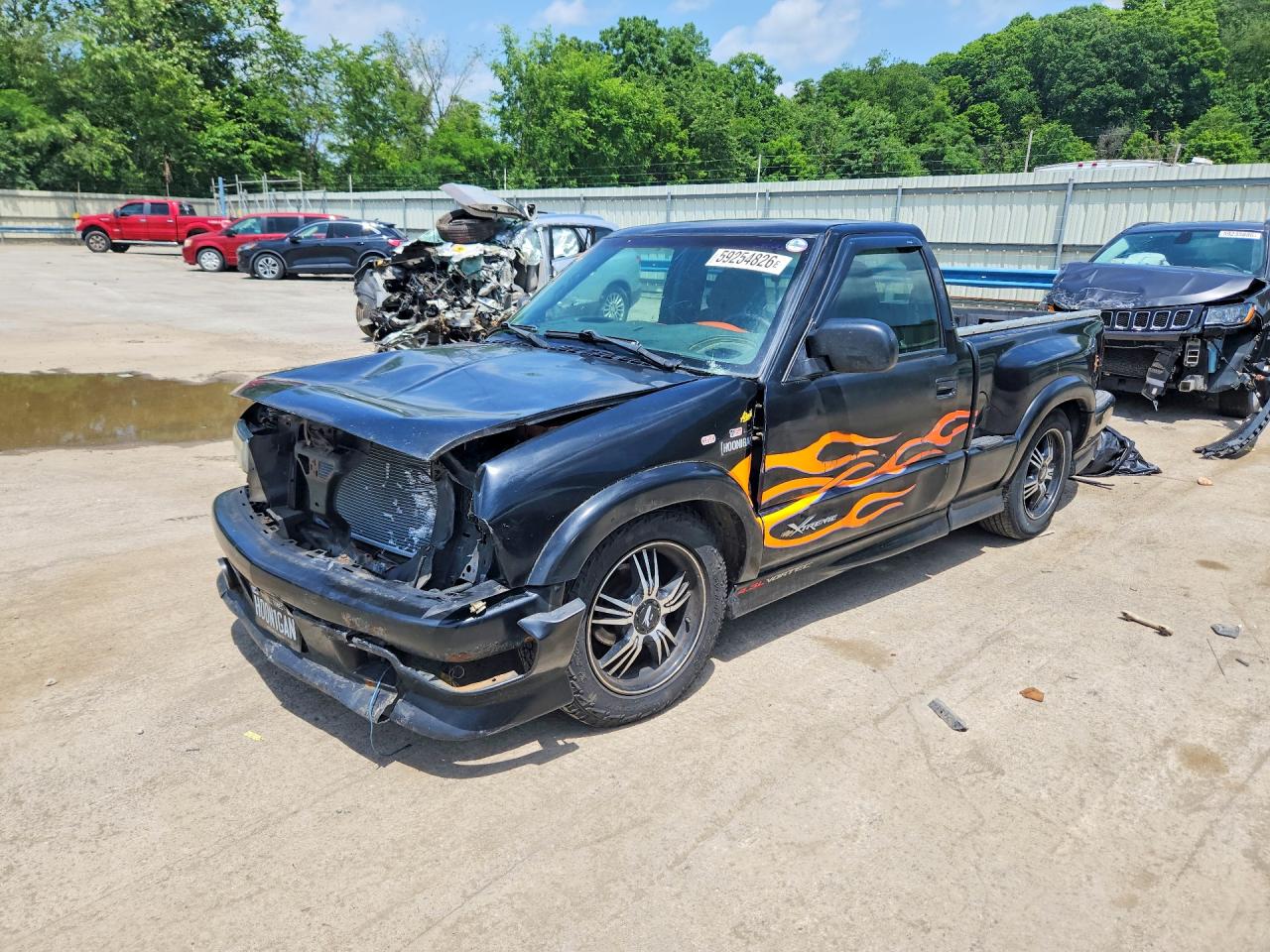 2003 Chevrolet S-10 LS, VIN 1GCCS14X738145479 — Front end