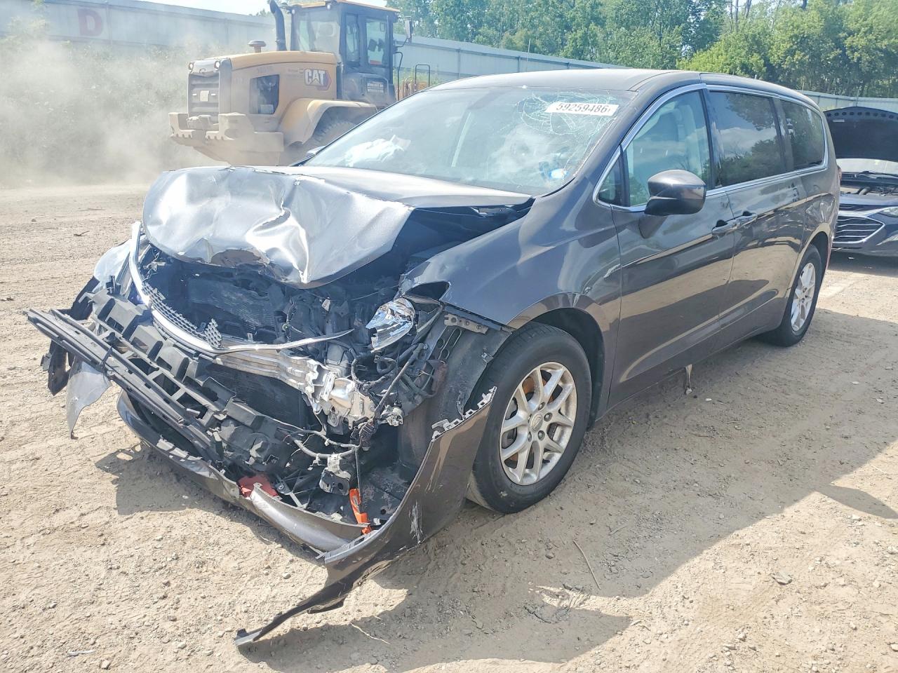 2017 Chrysler Pacifica Touring, VIN 2C4RC1DG7HR533704 — Front end