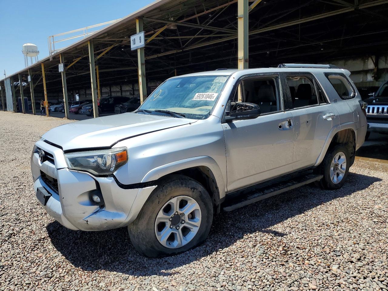 2021 Toyota 4Runner SR5, VIN JTEMU5JR5M5933283 — Вандализм