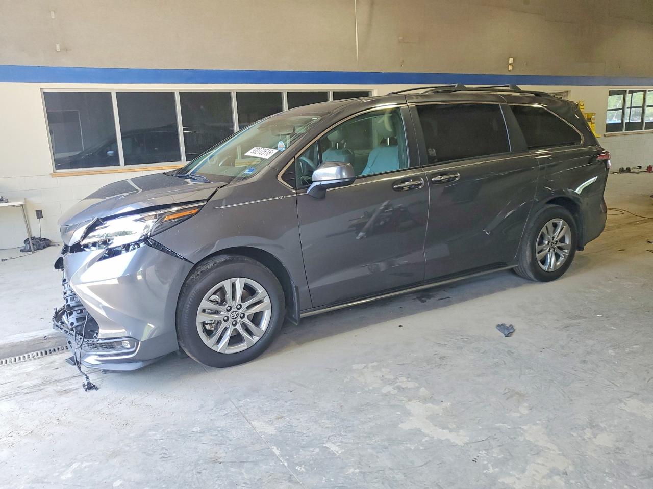 2025 Toyota Sienna XLE, VIN 5TDJSKFC1SS183274 — Перед