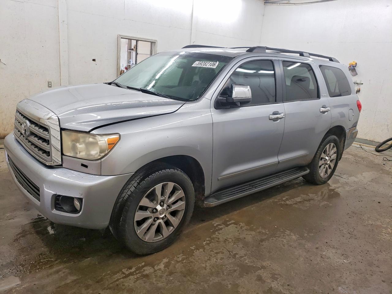 2015 Toyota Sequoia Limited, VIN 5TDKY5G18FS055931 — Зад