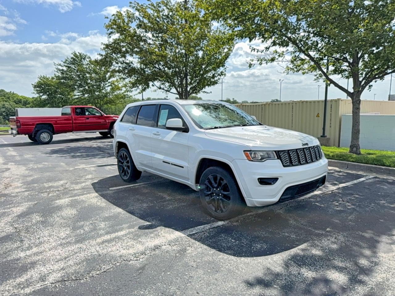 2020 Jeep Grand Cherokee Altitude, VIN 1C4RJFAGXLC396671 — Minor dents and scratches