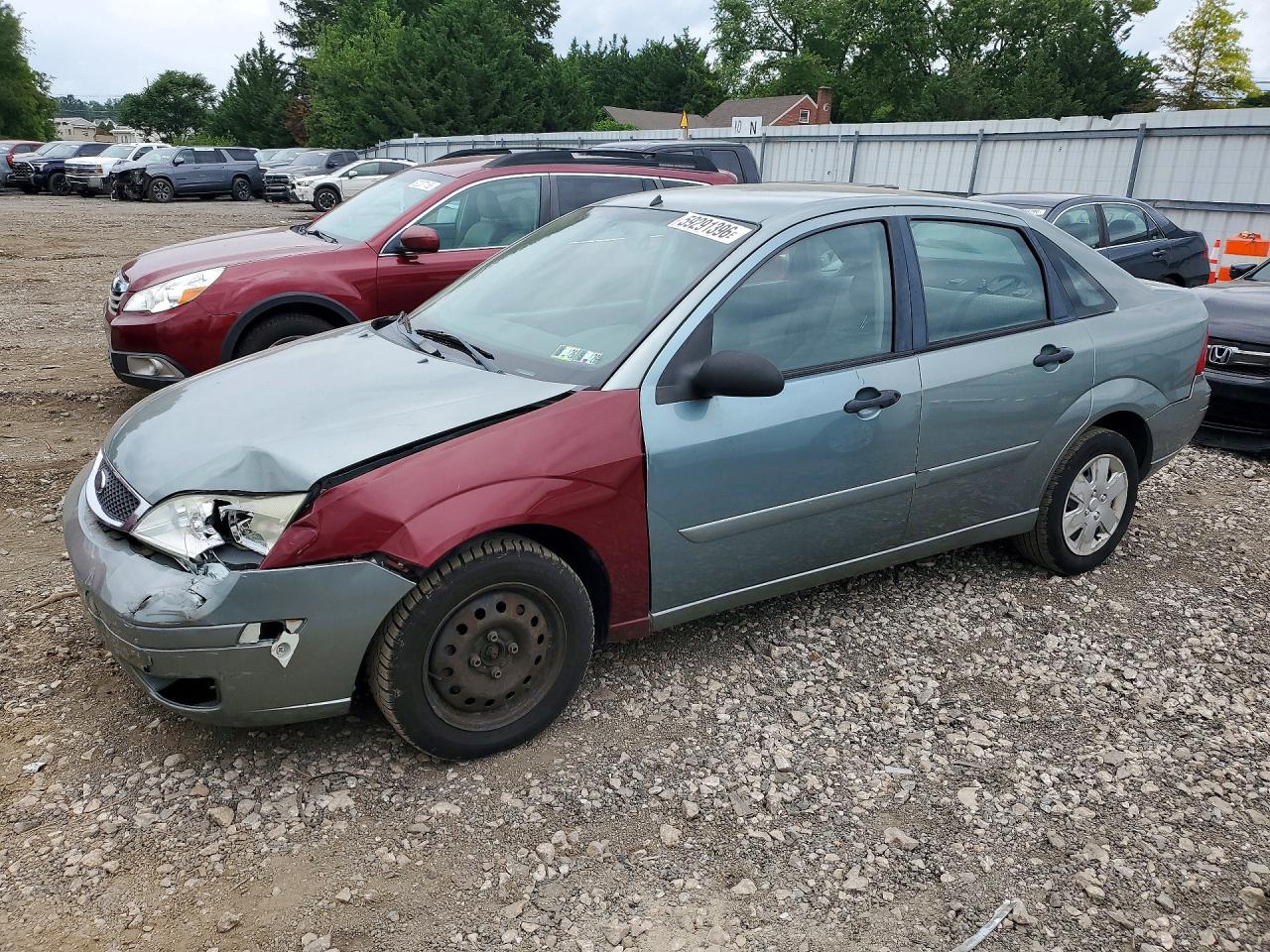 2006 Ford Focus S, VIN 1FAFP34N06W171677 — Front end