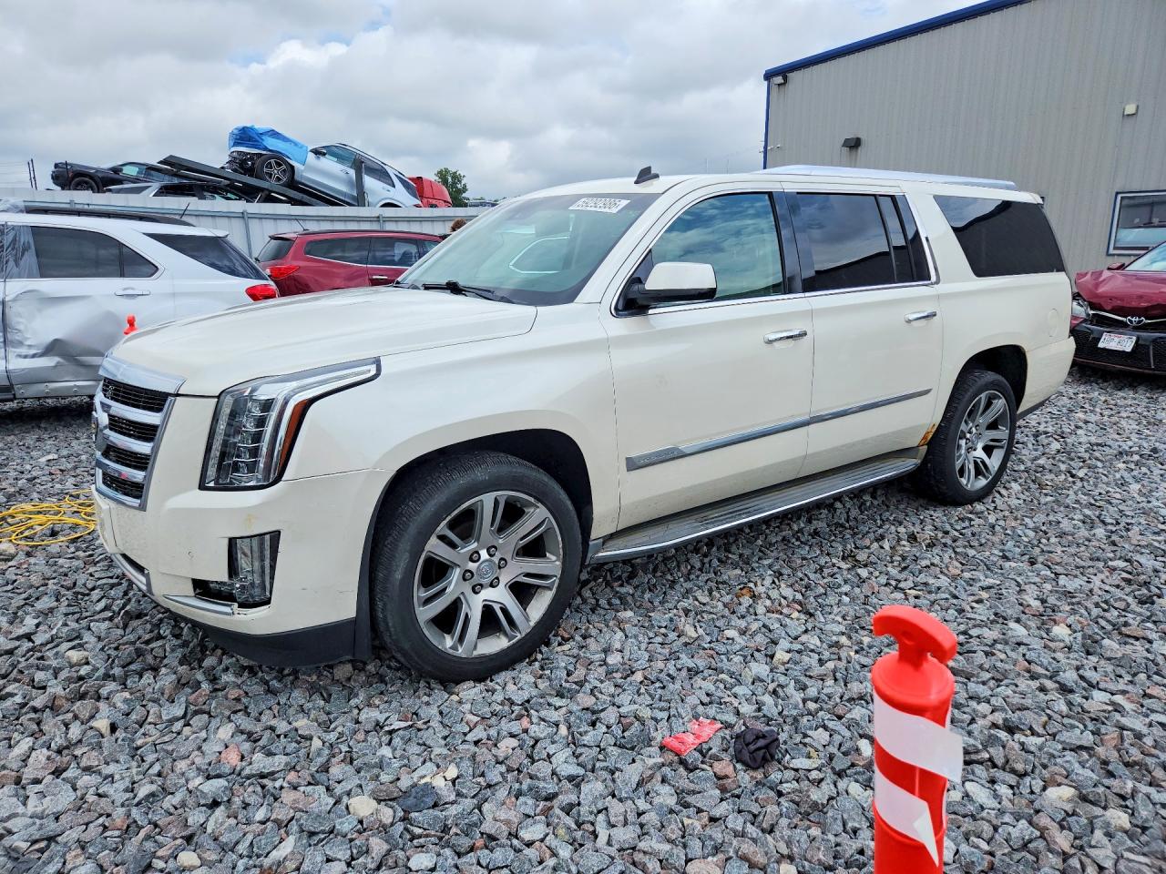 2015 Cadillac Escalade ESV Luxury, VIN 1GYS4HKJ2FR180419 — Front end