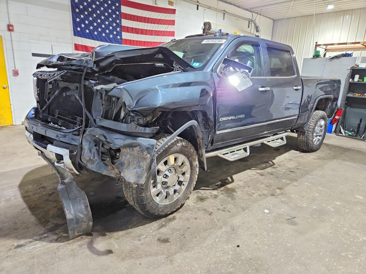 2018 GMC Sierra 2500HD Denali, VIN 1GT12UEY9JF107972 — Front end