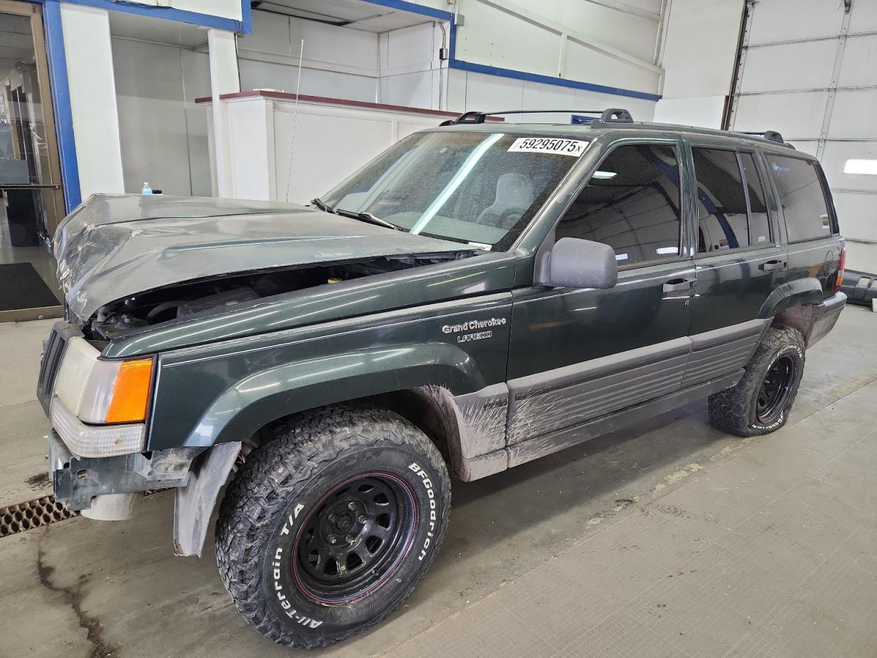 1995 Jeep Grand Cherokee Laredo, VIN 1J4GZ58S9SC695100 — Front end