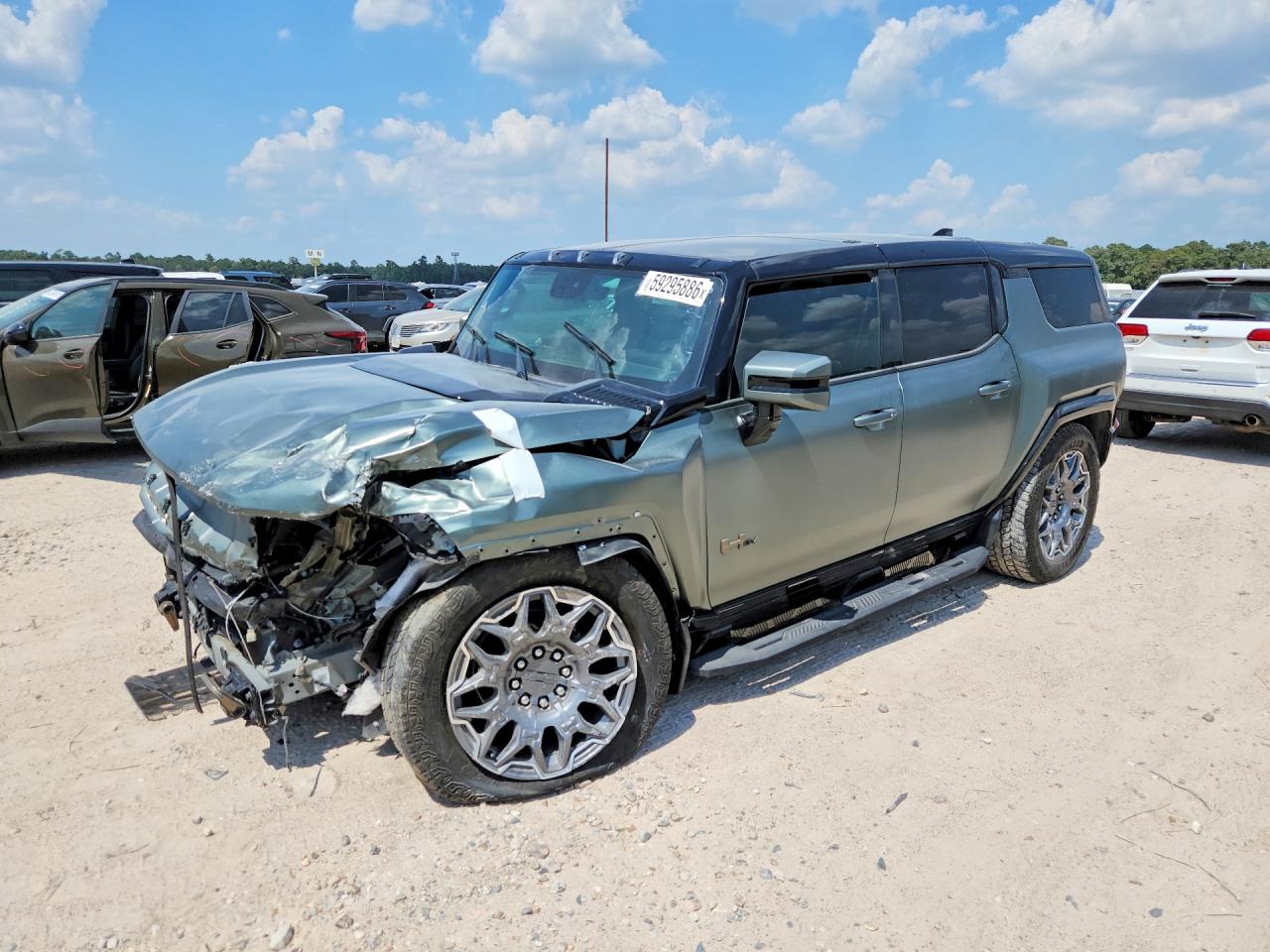 2024 GMC Hummer EV 3X, VIN 1GKB0RDC7RU100379 — Front end