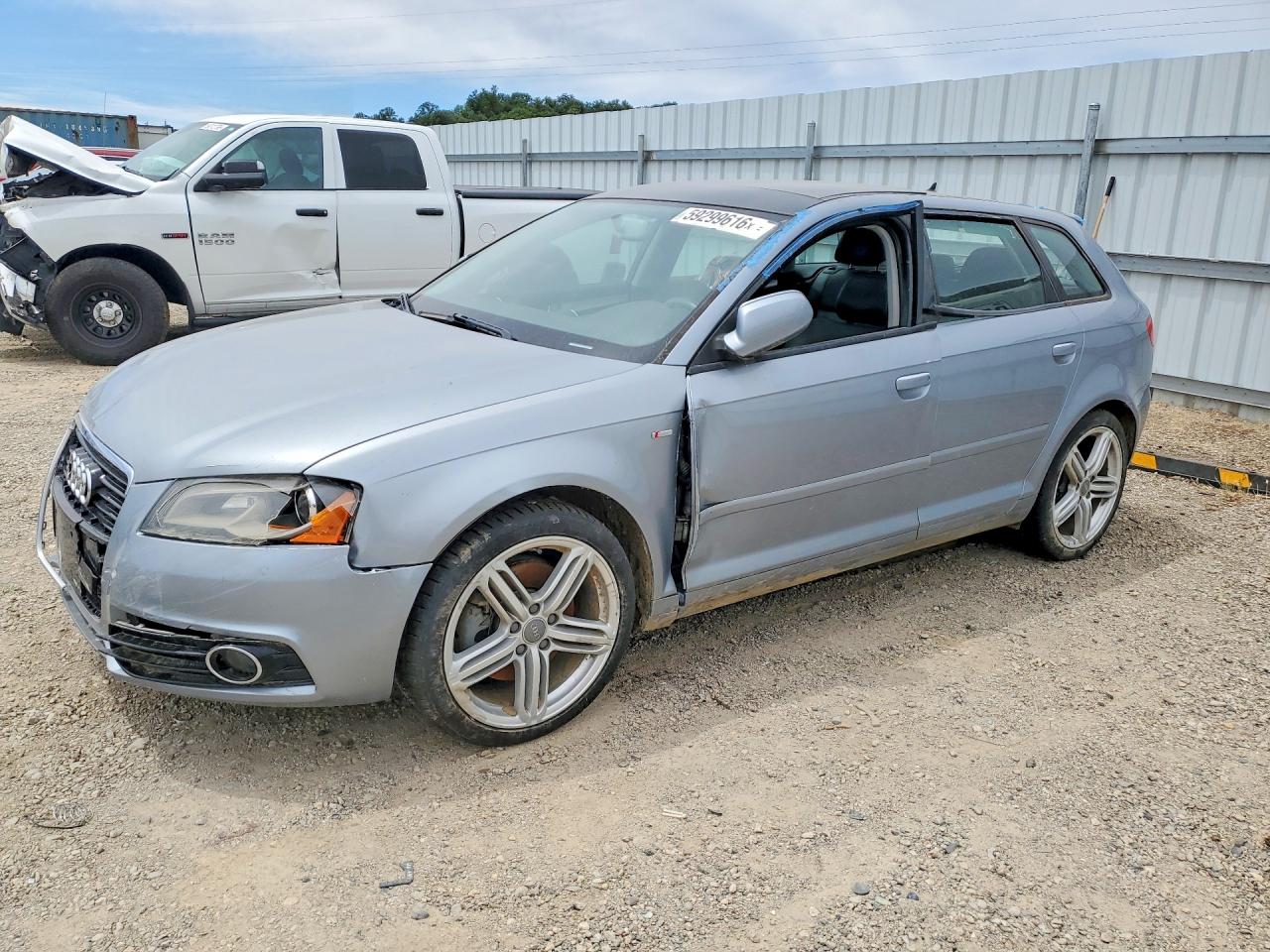 2013 Audi A3 Premium Plus, VIN WAUMFAFM3DA028887 — Перед