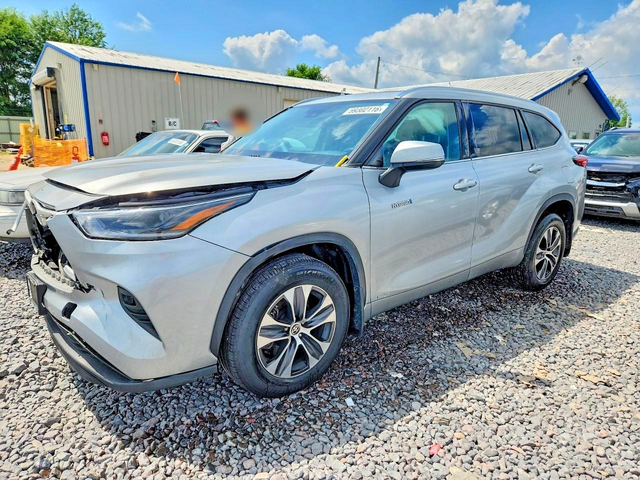 2021 Toyota Highlander Hybrid XLE, VIN 5TDGBRCHXMS531174 — Front end