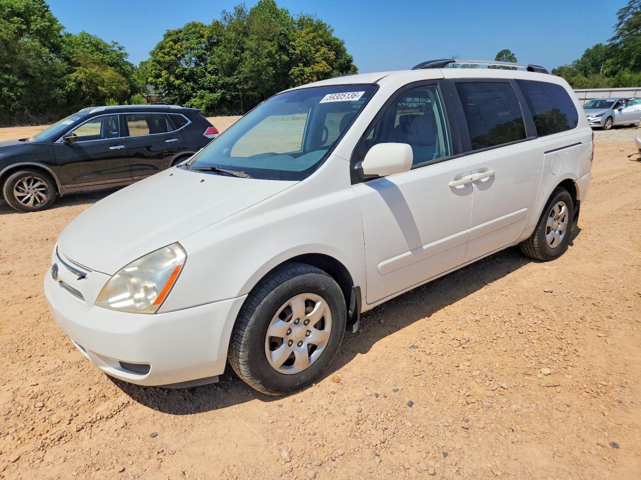 2009 Kia Sedona LX, VIN KNDMB233896311103 — Front end