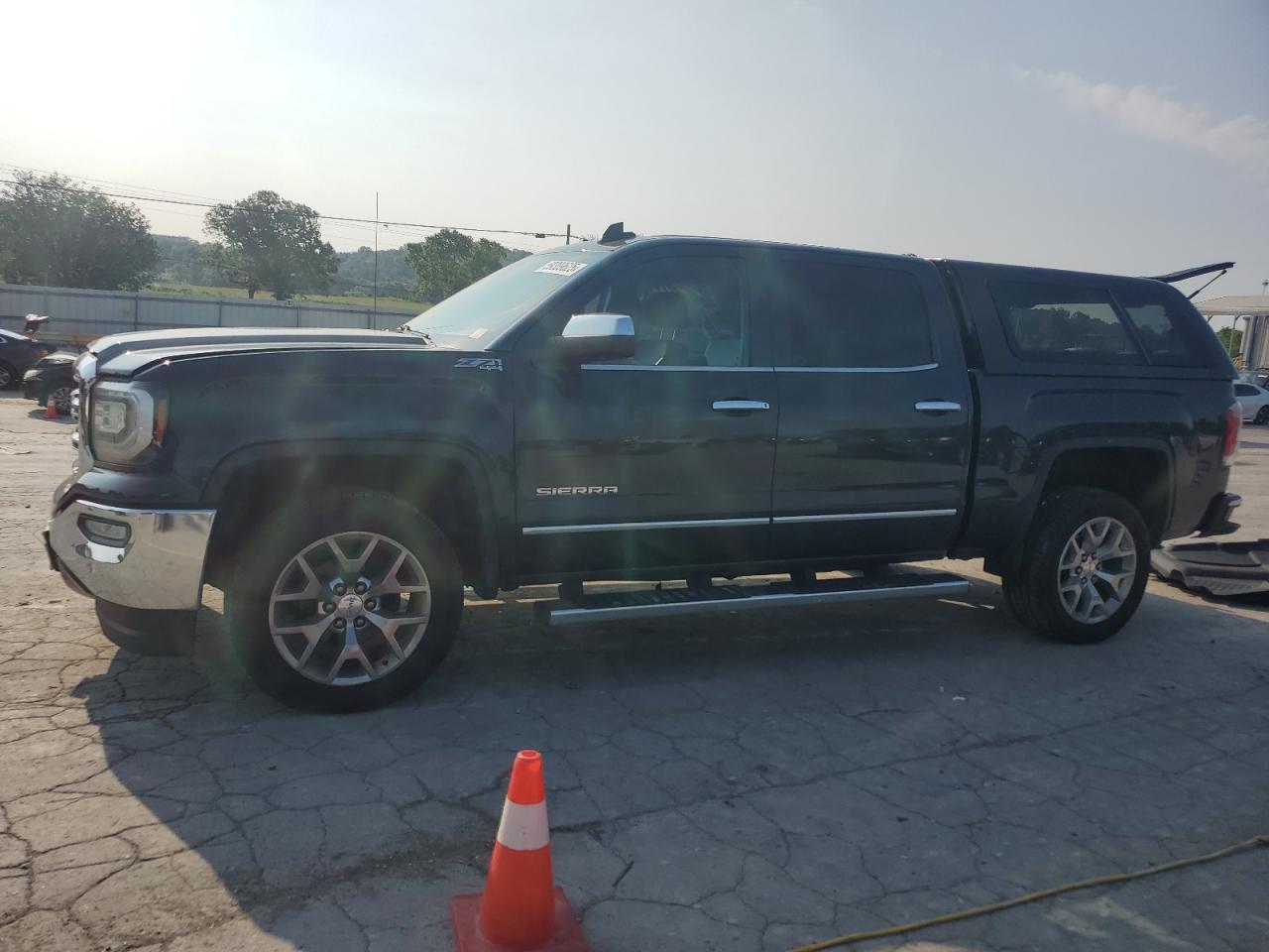 2018 GMC Sierra 1500 SLT, VIN 3GTU2NEJ1JG451932 — Side