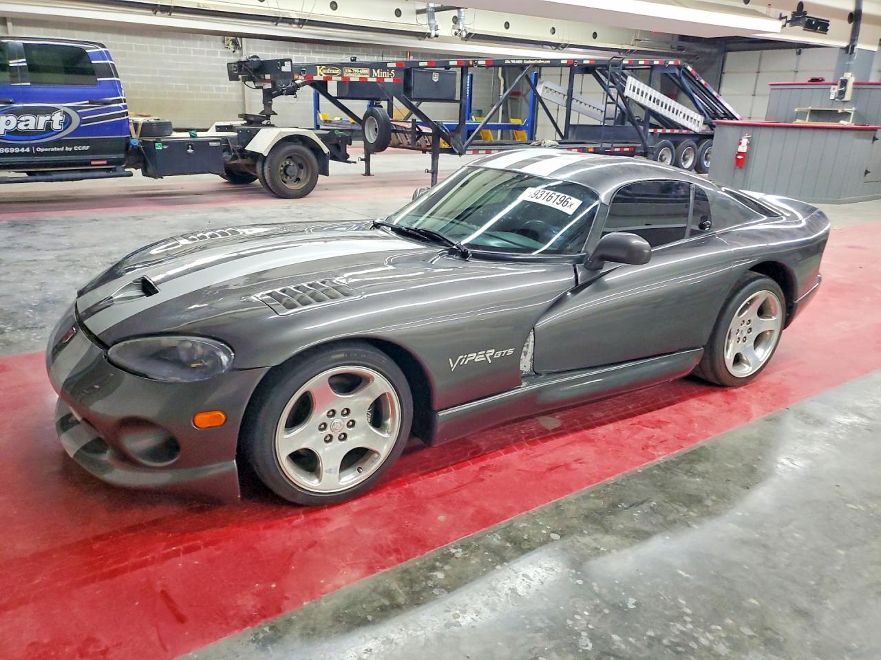 2002 Dodge Viper GTS, VIN 1B3ER69E22V101089 — Minor dents and scratches