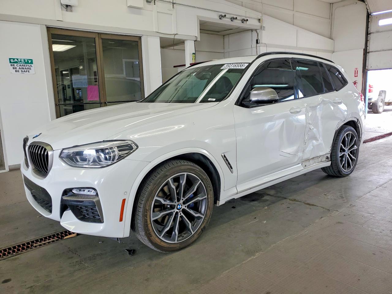 2018 BMW X3 M40i, VIN 5UXTS3C52J0Z01872 — Бок