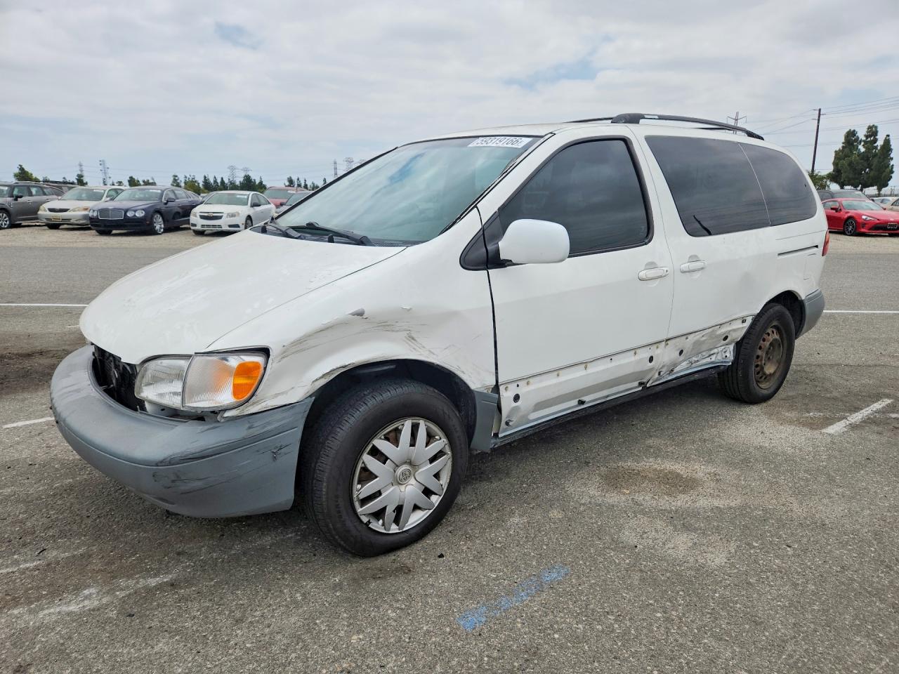 2000 Toyota Sienna CE, VIN 4T3ZF19C3YU313611 — Front end