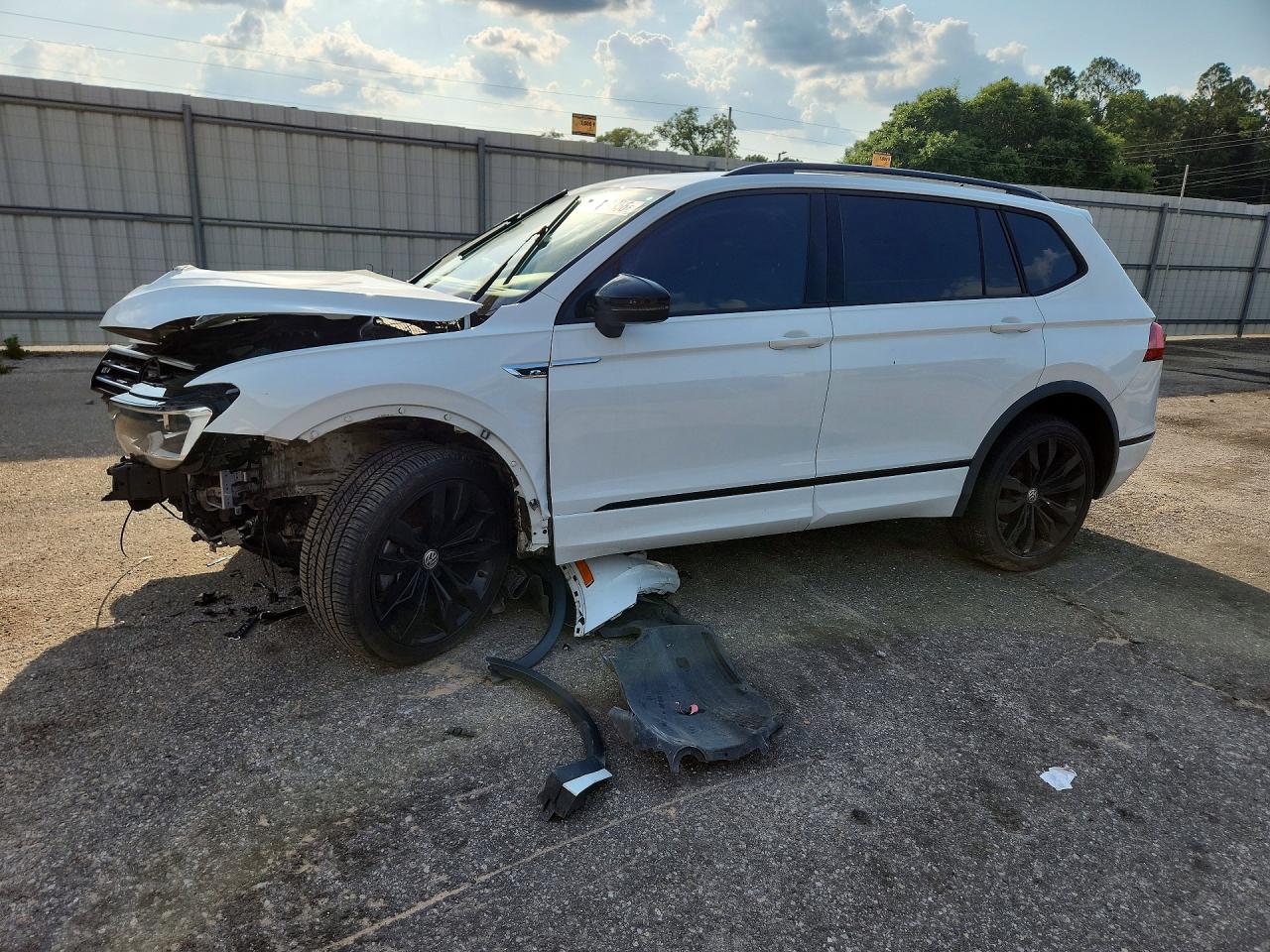 2021 Volkswagen Tiguan SE, VIN 3VV3B7AX1MM084975 — Front end