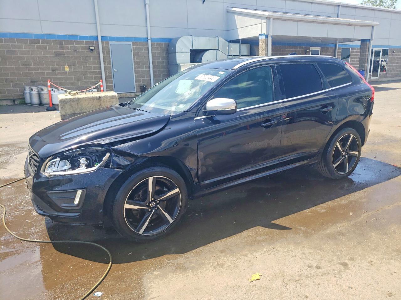 2015 Volvo XC60, VIN YV4902RF3F2581885 — Front end