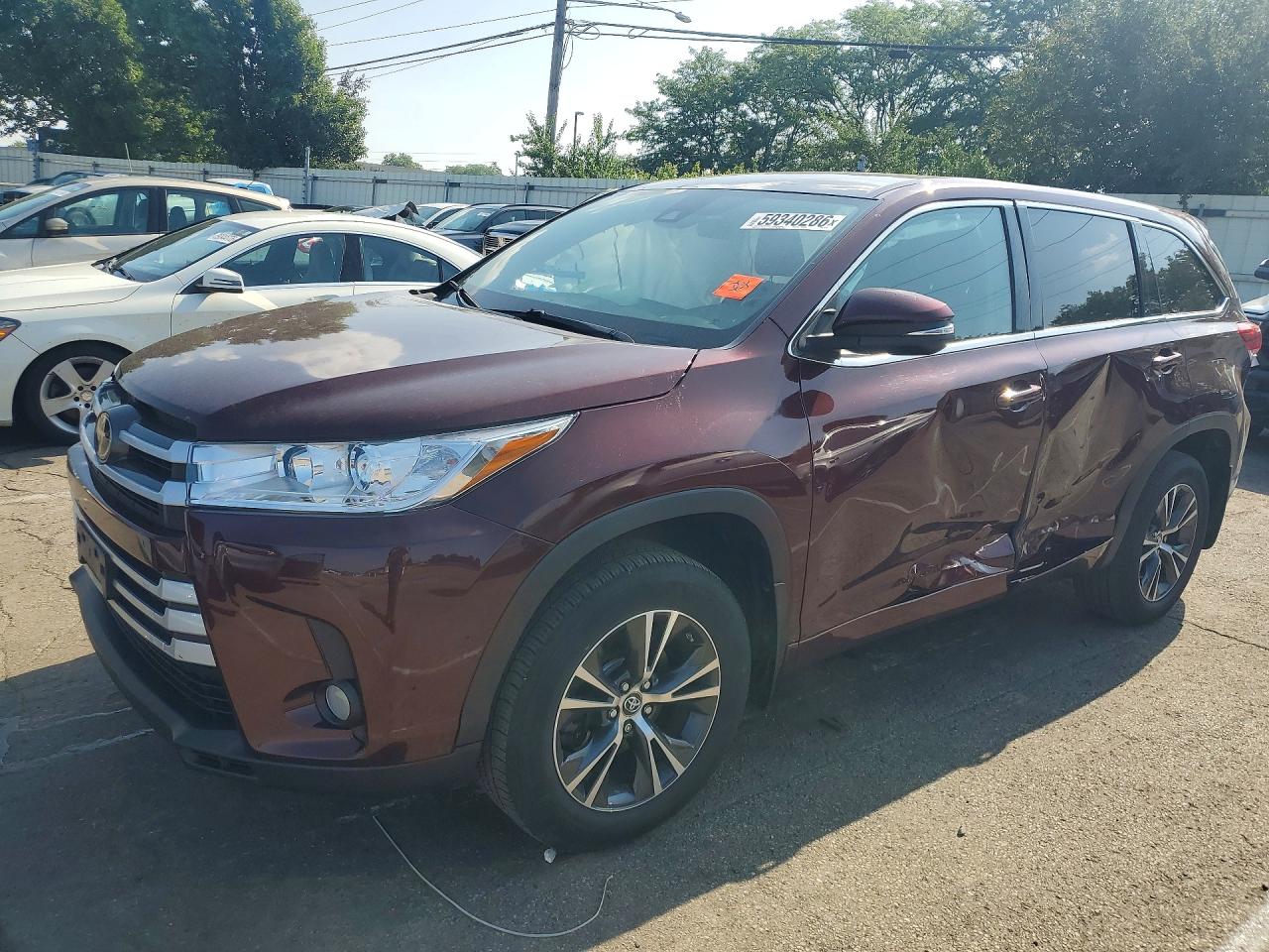 2018 Toyota Highlander LE Plus, VIN 5TDBZRFH2JS863042 — Side