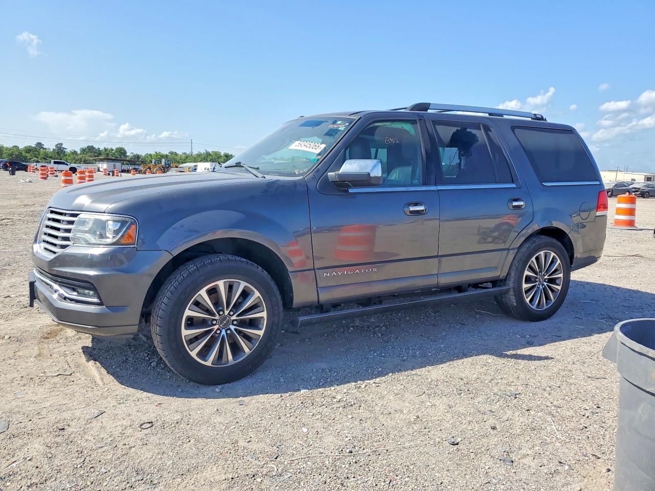 2017 Lincoln Navigator Select, VIN 5LMJJ2HT7HEL09239 — Зад