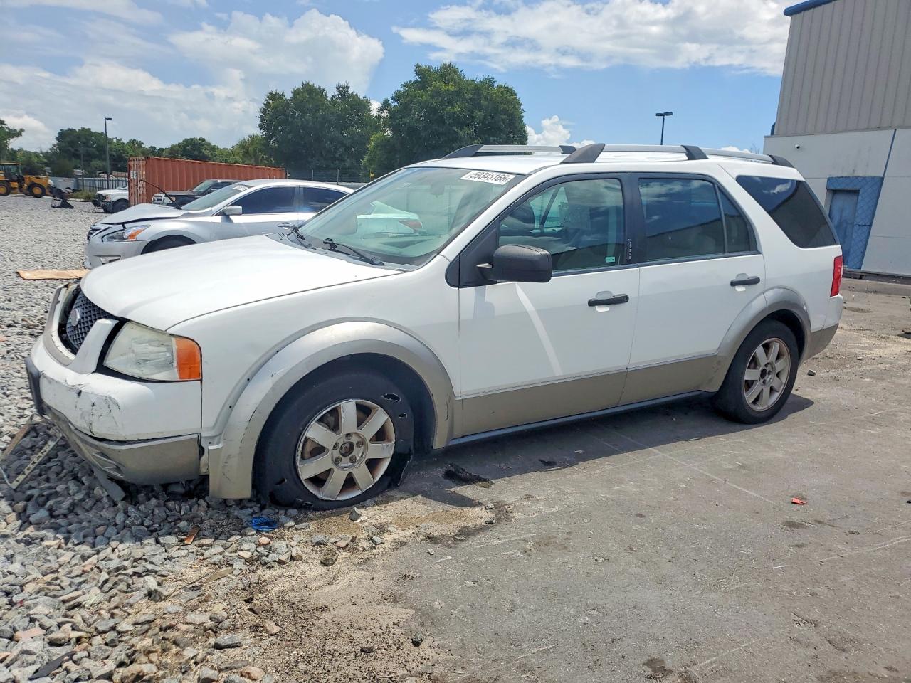 2005 Ford Freestyle SE, VIN 1FMZK01155GA67938 — Front end