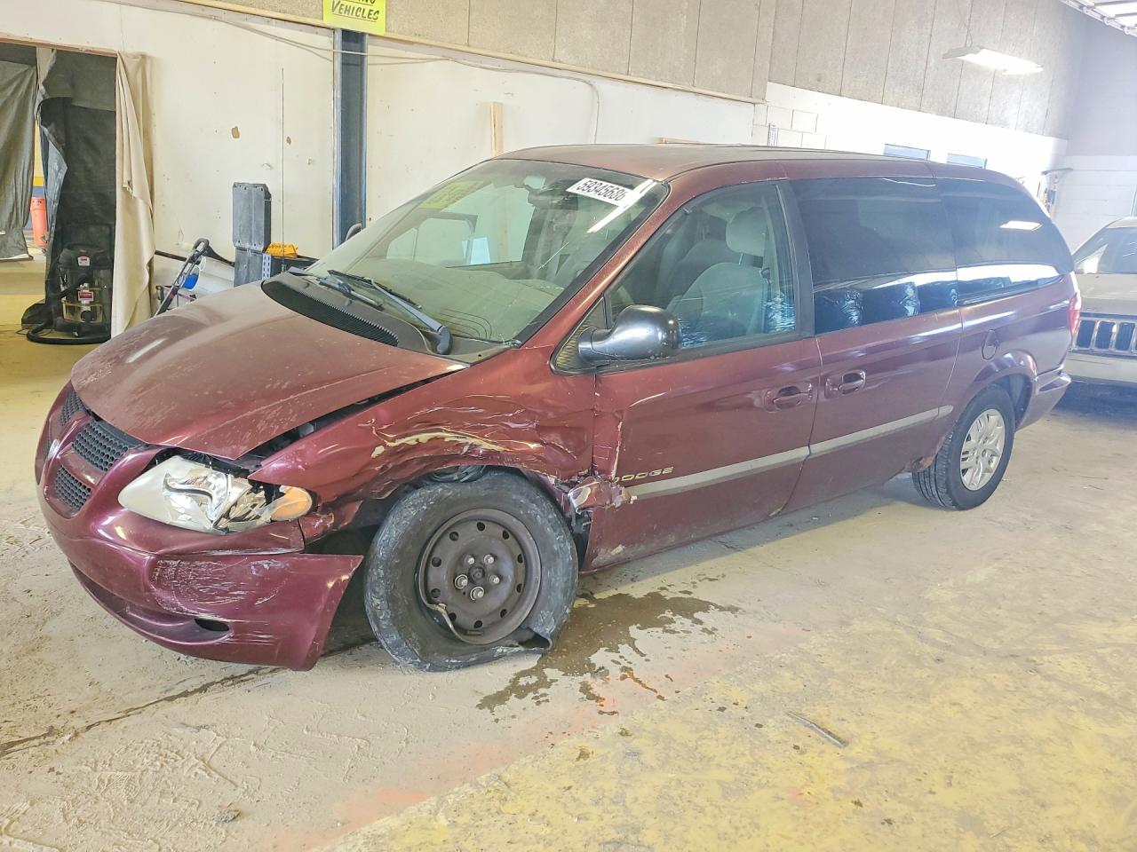 2001 Dodge Caravan Sport, VIN 2B4GP44371R419439 — Front end