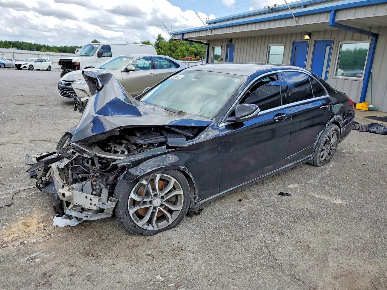 2015 Mercedes-Benz C 300, VIN 55SWF4KB1FU020331 — Перед
