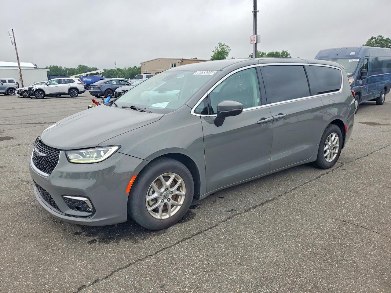 2023 Chrysler Pacifica Touring L, VIN 2C4RC1BG6PR601184 — Бок
