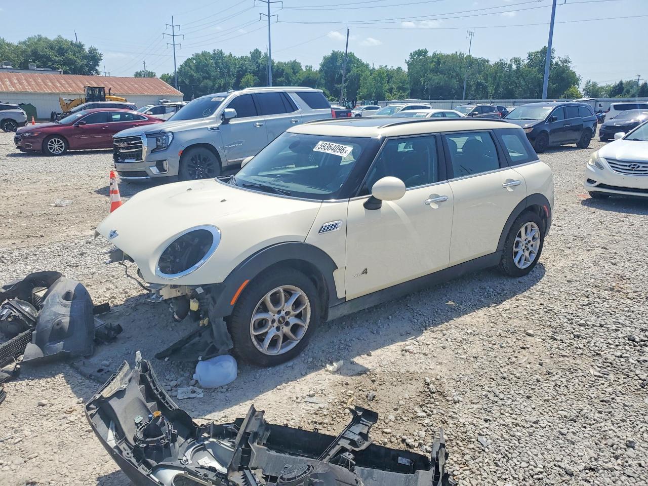 2017 MINI Clubman Cooper, VIN WMWLU1C5XH2F28255 — Перед