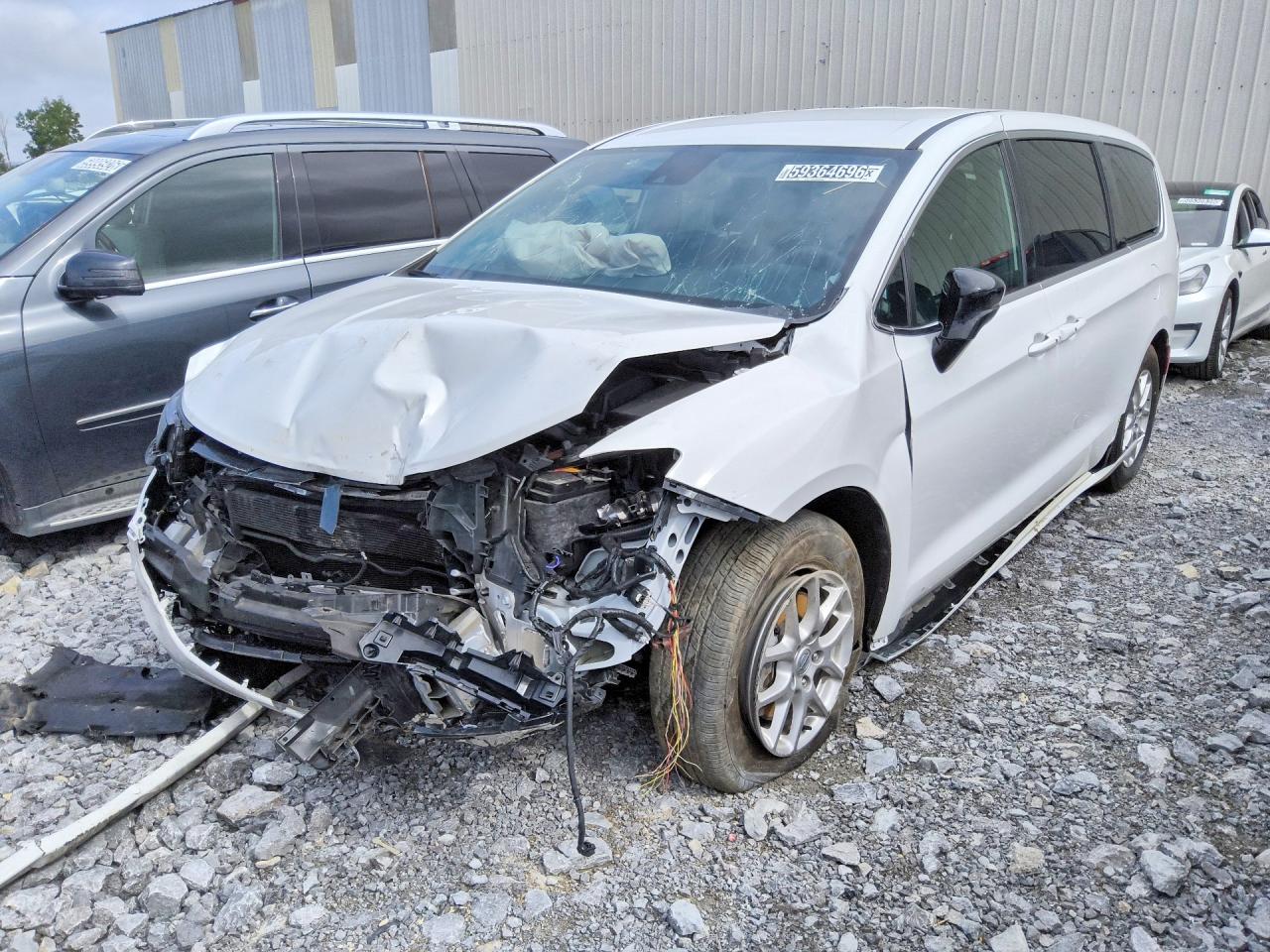 2025 Chrysler Pacifica Select, VIN 2C4RC1BG0SR523557 — Front end