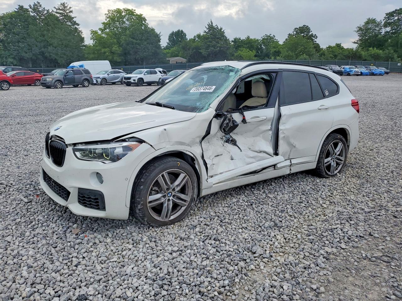 2017 BMW X1 sDrive28i, VIN WBXHU7C36H5H36418 — Бок