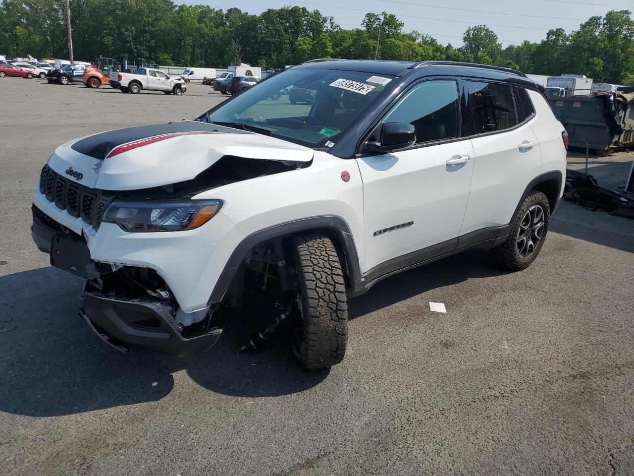 2025 Jeep Compass Trailhawk, VIN 3C4NJDDN6ST543200 — Перед