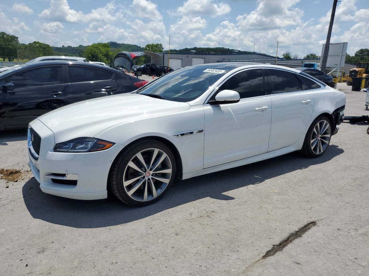 2019 Jaguar XJ R-Sport, VIN SAJWA1C79K8W21037 — Фото с аукциона