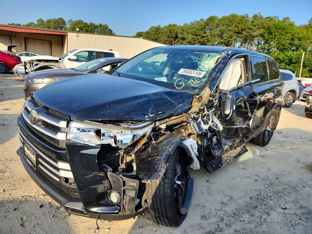 2017 Toyota Highlander LE Plus, VIN 5TDBZRFH5HS379148 — Перед