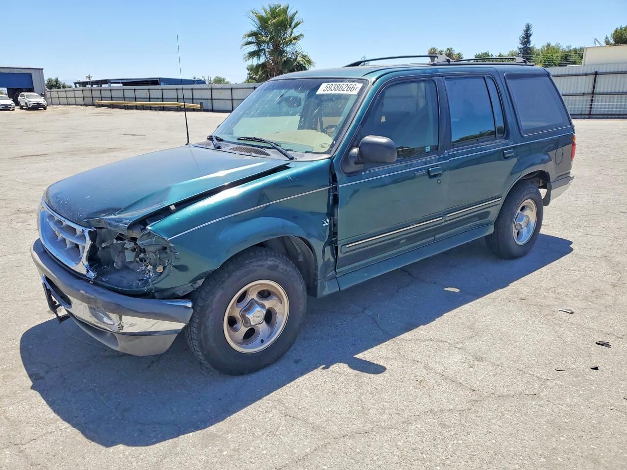 1996 Ford Explorer XLT, VIN 1FMDU35P3TUD55086 — Front end
