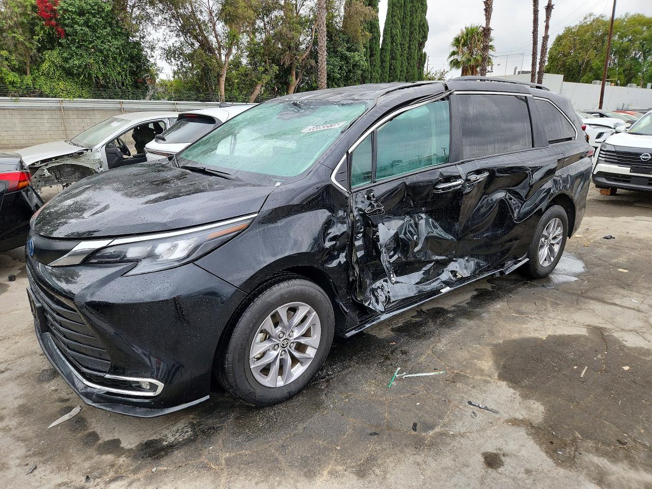2024 Toyota Sienna XLE, VIN 5TDYRKEC9RS215586 — Auction photo