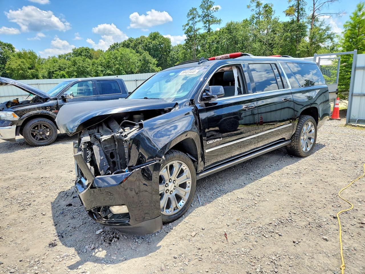 2015 GMC Yukon XL Denali, VIN 1GKS2JKJ0FR660093 — Front end