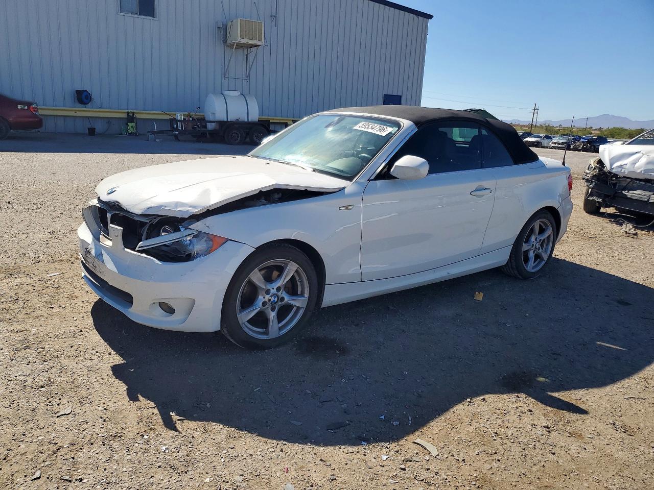 2012 BMW 1 Series 128i, VIN WBAUN1C57CVR00527 — Перед